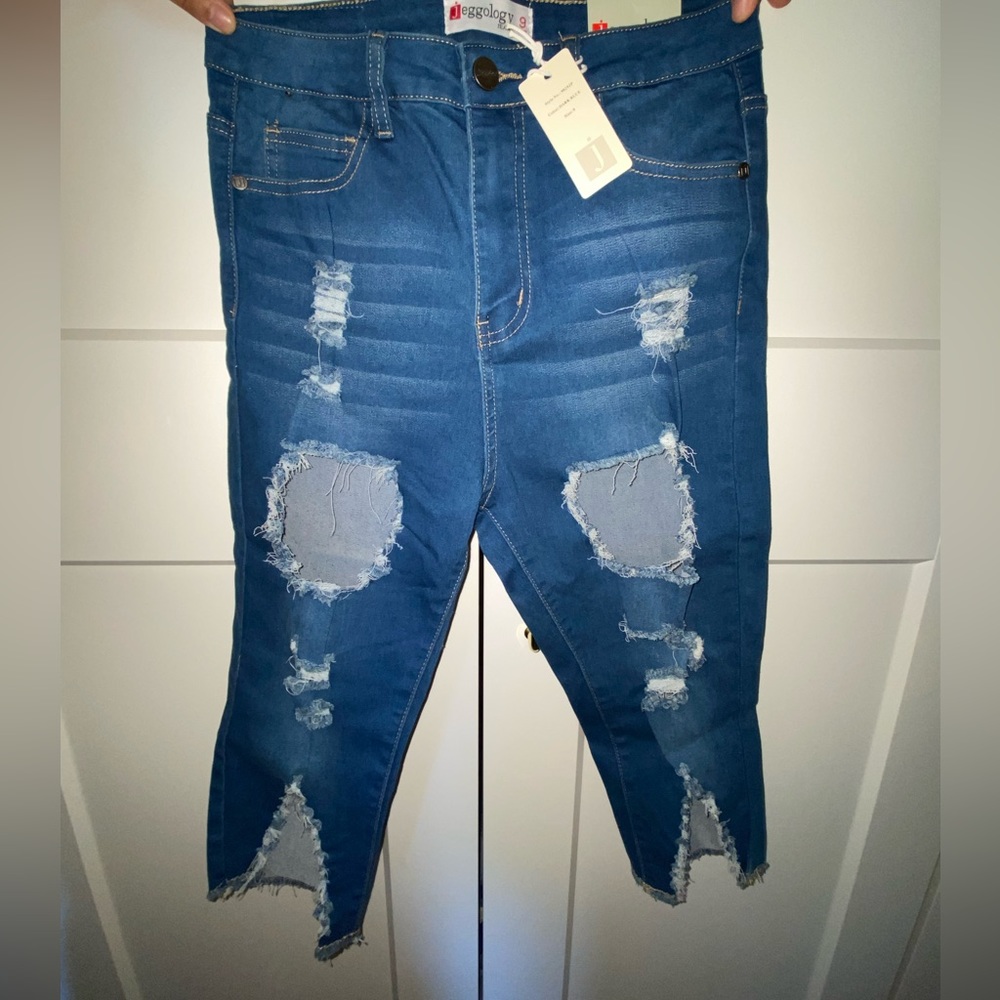 Ripped jean capris NWT 9 stretch